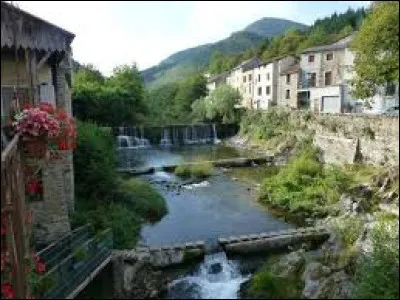 Aujourd'hui, nous commençons notre balade dans les monts de Lacaune, à Brusque. Village de l'arrondissement de Millau, traversé par le Dourdou de Camarès, il se situe dans le département ...