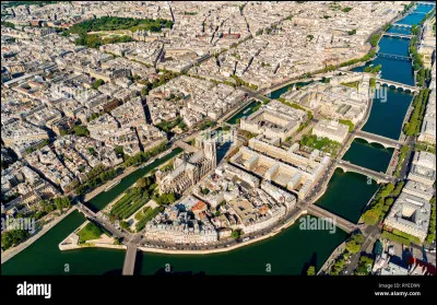 Notre-Dame de Paris est une église située à Paris, mais où ?