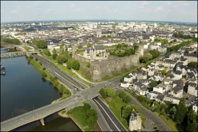 Quelle est cette ville, préfecture et première ville du département avec 157 000 habitants ?