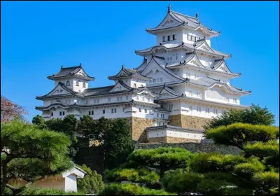 Le plus célèbre château japonais ! Il se situe dans la ville du même nom, dans la préfecture de Hyõgo. Construit à partir de 1581, il est un symbole de la culture japonaise ancienne et traditionnelle. Il sert encore de décor à beaucoup de films. Quel est son nom ?