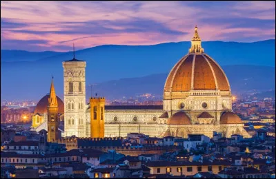 Principale cathédrale de la Renaissance, achevée en 1436, la Cathédrale Santa Maria del Fiore se situe en Toscane, en Italie. On la voit ici depuis les hauteurs de la Piazzale Michelangelo. Vous avez suffisamment d'indices pour trouver la ville.