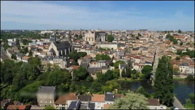 Quelle est cette ville, préfecture et première ville du département avec 90 000 habitants ?