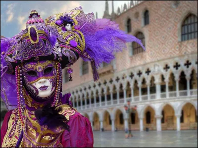 Quelle ville italienne est célèbre pour ses canaux et son carnaval masqué ?