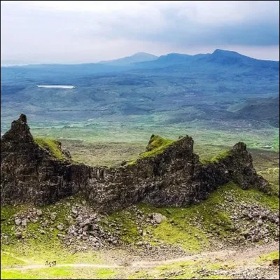 Quel vêtement inventé au XVIIIe siècle est devenu un vêtement traditionnel des Highlands ?