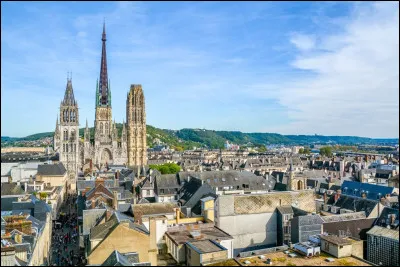 Quelle est cette ville traversée par la Seine, préfecture et première agglomération du département ?