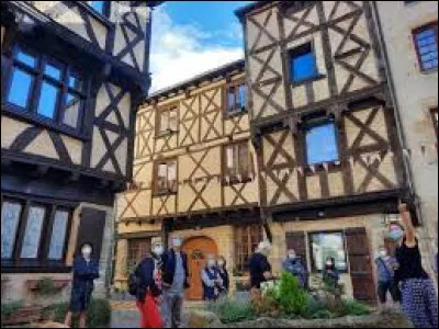 Nous démarrons notre première balade de la semaine devant ces maisons à colombages, à Billom. Ville d'Auvergne-Rhône-Alpes, dans l'aire d'attraction Clermontoise, elle se situe dans le département ...