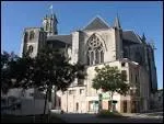 Au coeur du vignoble d'un vin gris, seul AOC de Lorraine, la ville est ceinte d'une forteresse trace par Vauban. Cathdrale St-Etienne, clotre St-Gengoult, ancien palais piscopal...