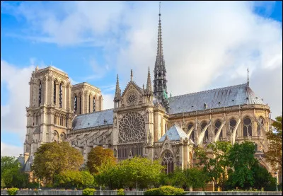 Pour commencer, en quelle année la cathédrale Notre-Dame de Paris a-t-elle brûlé ?