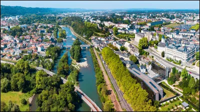 Quelle est cette ville, préfecture et première ville du département avec 77 000 habitants ?