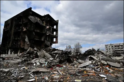 Tu te fais téléporter dans une ville en ruines, quelle est ta réaction ?