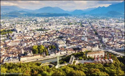 Quelle est cette ville, préfecture et première ville du département avec 157 000 habitants ?