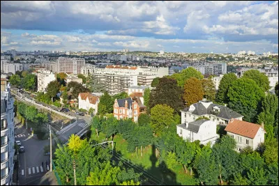 Encerclée par cinq autres communes dans les Hauts-de-Seine, Bourg-la-Reine a connu une croissance significative au XXe siècle pour compter 20 810 habitants en 2021. 
Comment s'appellent les habitants de Bourg-la-Reine ?