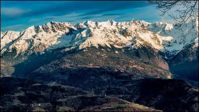 Quel est ce massif montagneux, culminant à 2 977 m, qui s'étend au nord-est de Grenoble entre les vallées de l'Isère et de l'Arc ?