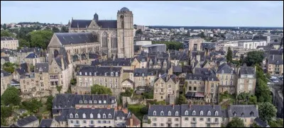 Quelle est cette ville, préfecture et première ville du département avec 145 000 habitants ?