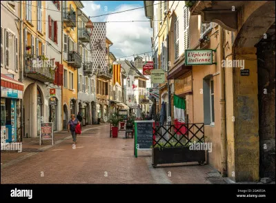 Chambéry est la préfecture de la Savoie.