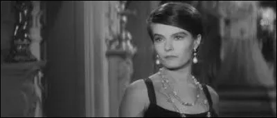 Dans "L'année dernière à Marienbad", sorti en 1961, elle joue son premier grand rôle : quel cinéaste en est le réalisateur ?