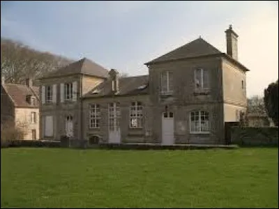 Notre balade de la Saint-Nicolas commence en Normandie, à Banville. Village de l'aire d'attraction Caennaise, il se situe dans le département ...