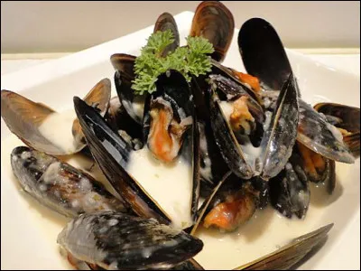 Quelle est l'appellation de cette préparation culinaire de moules élaborée avec beurre, échalotes (ou oignons), farine et crème ?