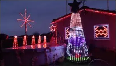 Notre balade du réveillon de Noël commence dans le jardin de ce particulier, à Veauche. Ville du Forez, dans l'arrondissement de Montbrison, elle se situe dans le département ...