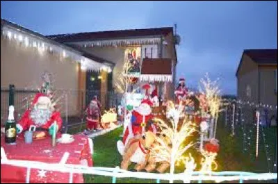 Notre dernière partie commence en Champagne-Ardenne, devant cette maison de Langres. Sous-préfecture de son département, elle se situe ...