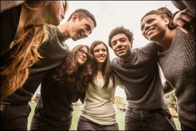 Quand tu passes du temps avec tes amis, quel rôle joues-tu ?