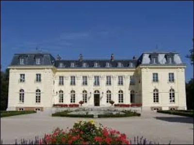 Nous démarrons notre balade en Île-de-France au château de Béhoust. Village de l'arrondissement de Rambouillet, il se situe dans le département ...