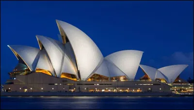 Sydney : Comment s'appelle le bâtiment emblématique en forme de voiles blanches, à Sydney ?