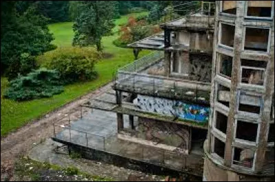 Nous démarrons notre balade au sanatorium d'Aincourt. Village francilien, dans le Vexin, il se situe dans le département ...