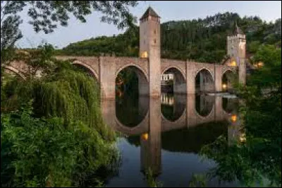 Voyage - Comment s'appelle le pont fortifié situé à Cahors ?