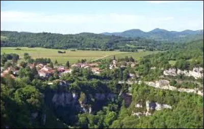 Nous démarrons notre promenade dans le Revermont, à Corveissiat. Village de l'arrondissement de Bourg-en-Bresse et dans l'aire d'attraction d'Oyonnax, il se situe dans le département ...