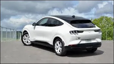 Pour commencer, pouvez-vous me donner le nom de cette voiture ?