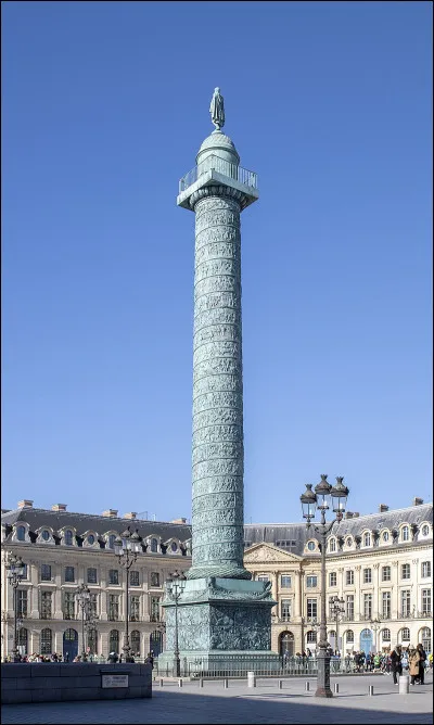 Quel est le nom de cette colonne située à Paris au centre de la place éponyme, érigée par Napoléon 1er en 1806 ?