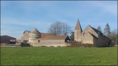 Notre promenade démarre à la ferme fortifiée d'Argilly. Village de l'arrondissement de Beaune, il se situe dans le département ...