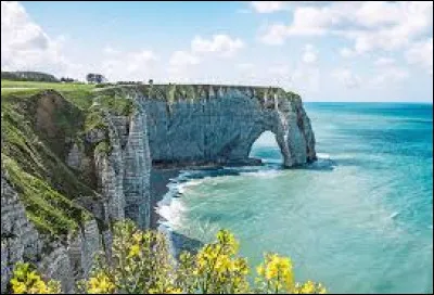 Nous commençons avec ces falaises, qui font la renommée d'une ville de la région ...