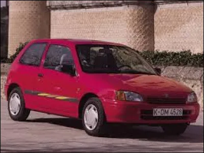 Quel est le nom de cette petite voiture rouge ?