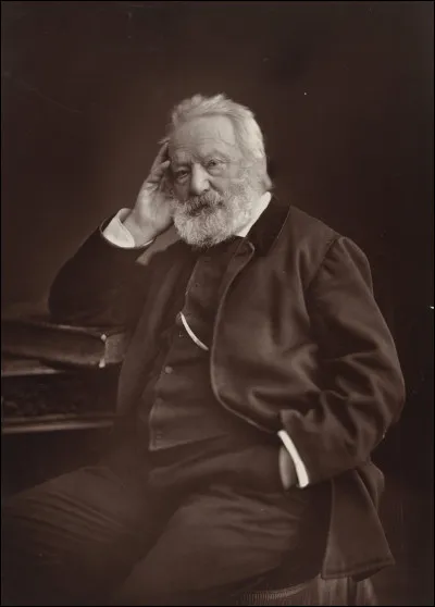 Une première question de littérature ! L'écrivain Victor Hugo est parti en exil, à un moment de sa vie où le régime mis en place par Napoléon III en France ne lui convenait pas. Où se trouve la maison dans laquelle il a vécu pendant cette période ?