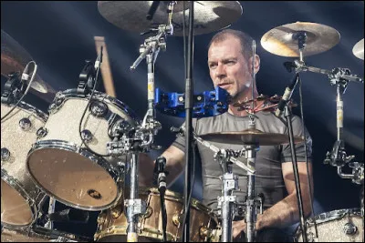 Fergal Patrick Lawler n'a pas toujours été le batteur de "The Cranberries". Avant de rejoindre les frères Hogan qui ont formé le groupe en 1989, il était...