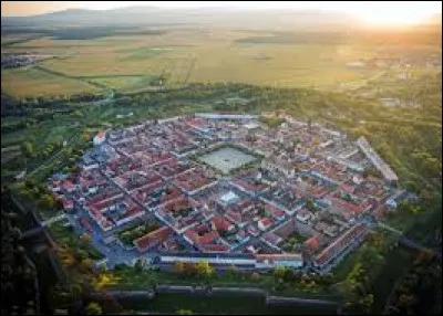 Fortifiée par Vauban, cette ville alsacienne est ...