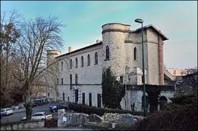 Je vous propose de commencer notre balade en Auvergne-Rhône-Alpes, au château de Beauvallon. Commune de l'agglomération Valentinoise, elle se situe dans le département ...