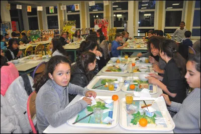 Tout d'abord, ta pote crie au milieu de la cantine à ton/ta crush "Hé, tu voudrais pas être en couple avec ma/mon pote !". Quelle est ta réaction ?