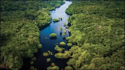 Où se trouve la Guyane, de loin la plus vaste terre française d'outre-mer, si on ne compte pas la Terre Adélie ?