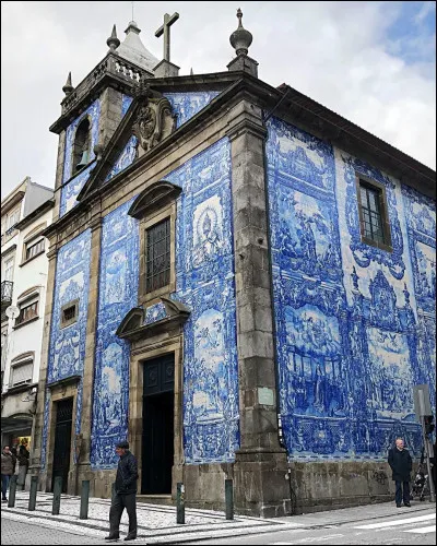 Les Azulejos sont des carreaux de faïence typiquement portugais, souvent bleus et blancs.