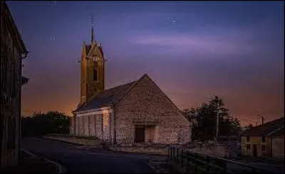 Notre balade démarre au pied de l'église Notre-Dame, à Bayonville. Petit village de 68 habitants, dans l'arrondissement de Vouziers, il se situe dans le département ...