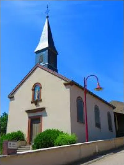 Nous démarrons notre balade dominicale en Lorraine, au pied de l'église de l'Immaculée Conception, à Bizing. Ancienne commune de l'arrondissement de Thionville, elle se situe dans le département ...