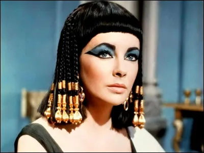 "Cleopâtre" est un film joué par Elizabeth Taylor.