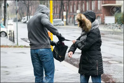 Tu te trouves dans la rue et quelquun essaye de te voler ton cartable. Tes amis le voient ; quest-ce quils vont faire ?