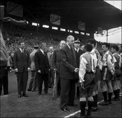 Quel est le premier club, alors en 2e division, à avoir en 1959, remporté la Coupe ?