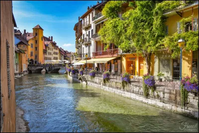 Quelle ville de France est surnommée "la Venise des Alpes" ?