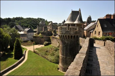 Dans quelle ville bretonne pourrez-vous vous promener sur ces remparts et voir en contrebas le château édifié dans un méandre du Nançon, petit affluent du Couesnon ?