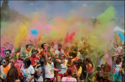 Quel pays est surnommé le pays des couleurs, fêtées pendant le solstice de printemps chaque année dans des festivités hautes en couleurs ?